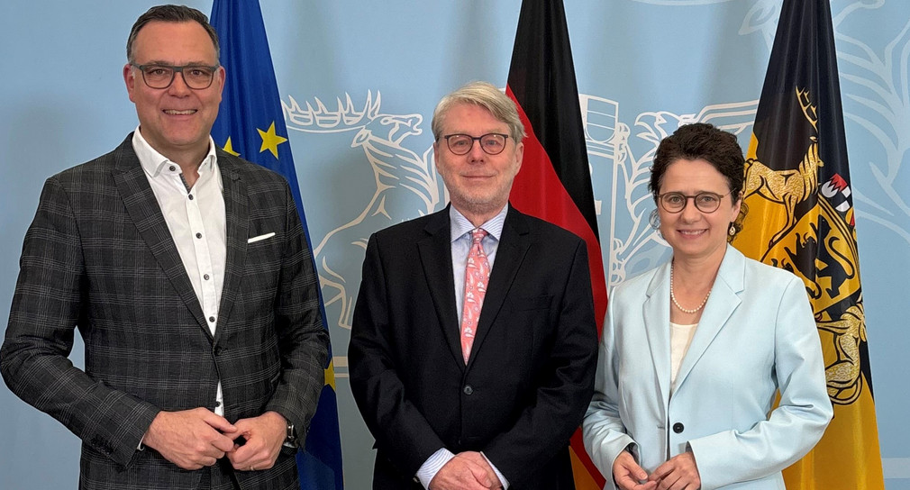 von links nach rechts: Migrationsstaatssekretär Siegfried Lorek, Präsident des Bundesamts für Migration und Flüchtlinge Dr. Hans-Eckhard Sommer und Ministerin der Justiz und für Migration Marion Gentges