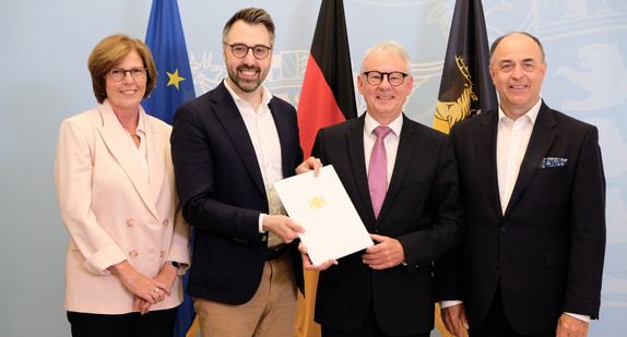 Bildunterschrift (v.l.n.r.): Amtschefin des Ministeriums der Justiz und für Migration Gerda Windey, Minister der Justiz und für Migration Moritz Oppelt, Präsident des Sozialgerichts Reutlingen a. D. Martin Rother, Präsident des Landessozialgerichts Bernd Mutschler