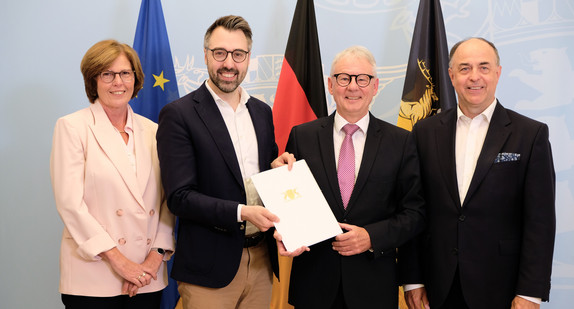 Bildunterschrift (v.l.n.r.): Amtschefin des Ministeriums der Justiz und für Migration Gerda Windey, Minister der Justiz und für Migration Moritz Oppelt, Präsident des Sozialgerichts Reutlingen a. D. Martin Rother, Präsident des Landessozialgerichts Bernd Mutschler