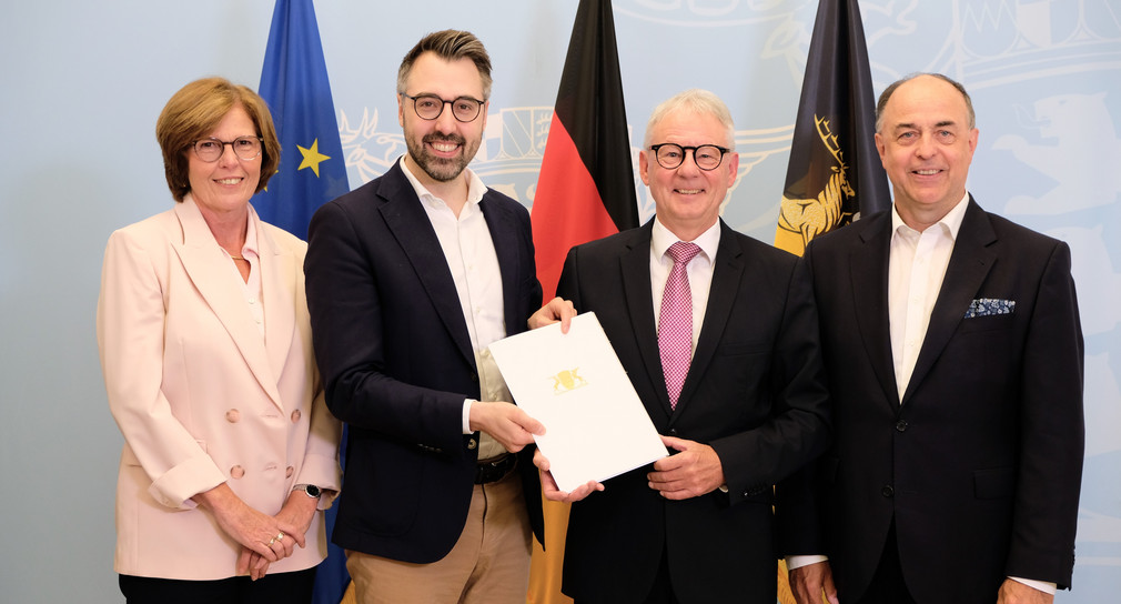 Bildunterschrift (v.l.n.r.): Amtschefin des Ministeriums der Justiz und für Migration Gerda Windey, Minister der Justiz und für Migration Moritz Oppelt, Präsident des Sozialgerichts Reutlingen a. D. Martin Rother, Präsident des Landessozialgerichts Bernd Mutschler